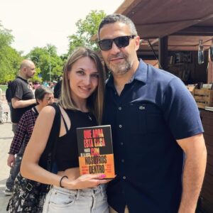 Mario de la Rosa Instagram - 📚✨
Hay una magia que encierra la literatura…
que está fuera de las páginas de los libros.
Y es que, como autor en plena promoción,
te permite conocer a tus lectores y compartir las
impresiones y sensaciones que dejan tus palabras.
Desde las críticas profesionales hasta las lectoras más exigentes, pasando por candidatas europeas o la vicepresidenta del Gobierno.
¡Larga vida a los libros y a las personas que los arropan!

#escritor #autor #novela #libros
#firmas #ferias #manchanegra
#Alcorcón #Vallecas #thriller