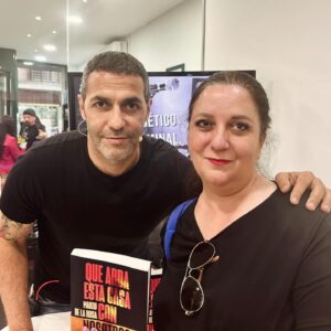 Mario de la Rosa Instagram - 📚✨
Hay una magia que encierra la literatura…
que está fuera de las páginas de los libros.
Y es que, como autor en plena promoción,
te permite conocer a tus lectores y compartir las
impresiones y sensaciones que dejan tus palabras.
Desde las críticas profesionales hasta las lectoras más exigentes, pasando por candidatas europeas o la vicepresidenta del Gobierno.
¡Larga vida a los libros y a las personas que los arropan!

#escritor #autor #novela #libros
#firmas #ferias #manchanegra
#Alcorcón #Vallecas #thriller