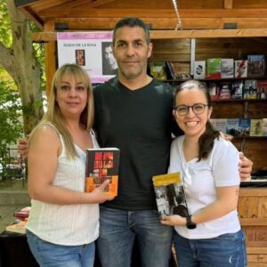 Mario de la Rosa Instagram - 📚✨
Hay una magia que encierra la literatura…
que está fuera de las páginas de los libros.
Y es que, como autor en plena promoción,
te permite conocer a tus lectores y compartir las
impresiones y sensaciones que dejan tus palabras.
Desde las críticas profesionales hasta las lectoras más exigentes, pasando por candidatas europeas o la vicepresidenta del Gobierno.
¡Larga vida a los libros y a las personas que los arropan!

#escritor #autor #novela #libros
#firmas #ferias #manchanegra
#Alcorcón #Vallecas #thriller