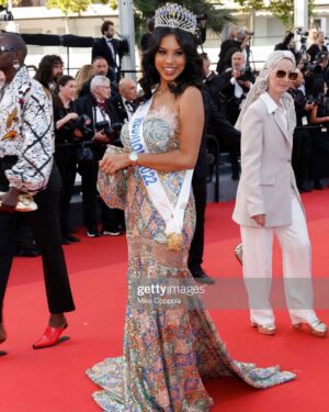 Marion Marimoutou Instagram - Bonjour à tous ! ☀️

C’est avec grande fierté que je vous partage les images de mon premier tapis rouge lors de la 76ème édition du Festival de Cannes. 

Une magnifique expérience gravée à tout jamais 🤭. 
Une expérience qui n’aurait jamais pu se réaliser sans la merveilleuse @tiffanyfashionweekparis 
Merci pour tout ma belle ❤️

Évidemment je remercie la talentueuse @lorenscreation97 pour avoir créer cette robe sur mesure qui m’a permise de partager les belles couleurs de la Réunion 😍🇷🇪.
Merci au @missreunionofficiel pour votre investissement dans toutes mes petites aventures.
Et je remercie encore fois tout ceux qui me soutiennent depuis le début. Merci pour vos messages d’amours, vous êtes ma plus belle force . ❤️

Un gros bisous à mon coup de cœur de l’année @asmaayroles , une femme remplie de surprise et toujours prête pour m’épauler ❤️.

Bonne journée et bon week-end à tous .☀️
