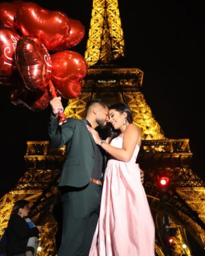 Marion Marimoutou Instagram - Joyeux Noël les copains 🎄 Un Noël pas comme les autres pour doudou et moi. Au sommet de la Tour Eiffel, une magnifique expérience 🤍.