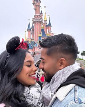 Marion Marimoutou Instagram - Les vacances commencent sous le thème de la féerie de Disney avec doudou 🪄🤍 @kevin_gvdn