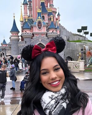 Marion Marimoutou Instagram - Les vacances commencent sous le thème de la féerie de Disney avec doudou 🪄🤍 @kevin_gvdn