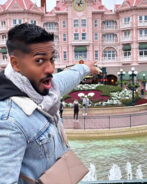 Marion Marimoutou Instagram - Les vacances commencent sous le thème de la féerie de Disney avec doudou 🪄🤍 @kevin_gvdn