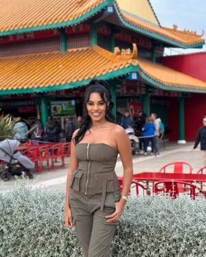 Marion Marimoutou Instagram - Petite virée en Chine à travers les décors du Portaventura 😝
