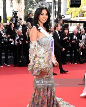 Marion Marimoutou Instagram - Bonjour à tous ! ☀️

C’est avec grande fierté que je vous partage les images de mon premier tapis rouge lors de la 76ème édition du Festival de Cannes. 

Une magnifique expérience gravée à tout jamais 🤭. 
Une expérience qui n’aurait jamais pu se réaliser sans la merveilleuse @tiffanyfashionweekparis 
Merci pour tout ma belle ❤️

Évidemment je remercie la talentueuse @lorenscreation97 pour avoir créer cette robe sur mesure qui m’a permise de partager les belles couleurs de la Réunion 😍🇷🇪.
Merci au @missreunionofficiel pour votre investissement dans toutes mes petites aventures.
Et je remercie encore fois tout ceux qui me soutiennent depuis le début. Merci pour vos messages d’amours, vous êtes ma plus belle force . ❤️

Un gros bisous à mon coup de cœur de l’année @asmaayroles , une femme remplie de surprise et toujours prête pour m’épauler ❤️.

Bonne journée et bon week-end à tous .☀️