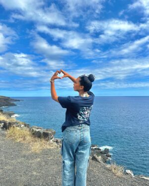 Marion Marimoutou Instagram - Mais quelle aventure ! C’est un pur plaisir de vous partager sans cesse des messages d’amours pour notre île.. 🇷🇪 Cette fois-ci est assez unique pour moi tout simplement grâce aux personnes uniques qui ont contribué à cette mission protection. Du partage, de l’entraide, des rires, de la découverte… Des moments tellement simples qui finalement sont vraiment les plus riches. Un grand merci à l’homme de la situation évidemment @pikpiktours . Merci également aux organismes comme @ultrapremiumdirect , @youcare_fr et toutes les équipes qui ont géré cette semaine à merveille.  La Réunion vous remercie du fond du cœur, vous serez toujours les bienvenus ❤️ #974island #collaboration
