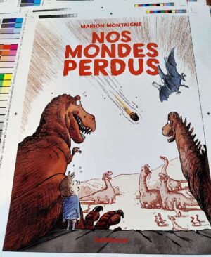 Marion Montaigne Instagram - Ça y est ! L'album "Nos mondes perdus" est bouclé ! Sortie le 10 novembre prochain chez @dargaud !
Ça parle de dinos, des gens qui les cherchent, ou comment se prendre la tête sur son passé.
Ce soir, APEROOOOO SOUS LA PLUIE!
#dino #canalcarpien #apero #done #bandedessinee