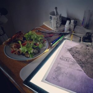 Marion Montaigne Instagram - Dernière ligne droite pour rendre tout l'album. Soutien gastrique de la pizza et moral de mon patronus, la poule. 
Bisous.