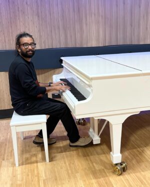 Maris Vijay Instagram - AR Rahman Sir orchestrated a momentous achievement by ensuring that Indian musicians were acknowledged and honored with an Oscar & Grammy Awards @firdausorchestra @firdaus.studio @arrahman @marisvijayofficial @trinity_waves_studio @mmuzikofficial #oscar #oscars #grammyawards #grammy #music #musician #musicislife #musicindustry #bollywood #kollywood #hollywood #tour #studio #firdaus #orcherstra #arrahman #arrahmanbgm #arrahmanmusic #marisvijay @marisvijayfanpage #musically #musicproducer #musicstudio #musiclife #composer #filmcomposer