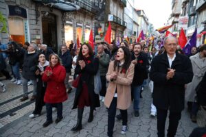 Marisa Matias Instagram - Hoje, fomos mais uma grande onda bloquista nas ruas do Porto.

Há uma esquerda que pode ajudar a derrotar a direita e impor as soluções necessárias na casa, na saúde e no trabalho, uma esquerda que pode reforçar-se no Porto e eleger em Braga, Aveiro e noutros distritos. Essa esquerda é o Bloco, onde o teu voto conta.

📸 @anamendes.jpg