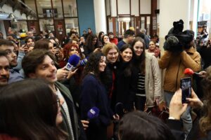 Marisa Matias Instagram - Ao lado de quem estuda, vamos fazer o que nunca foi feito.

Estivemos hoje numa Residência Universitária do Campo Alegre, no Porto, para lembrar que a crise na habitação é hoje a maior barreira no acesso e permanência no Ensino Superior. A prioridade à habitação para estudantes só vai acontecer com a força do teu voto no Bloco.

📸 @anamendes.jpg