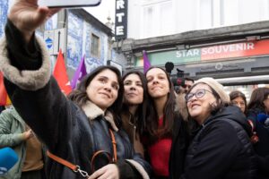 Marisa Matias Instagram - Hoje, fomos mais uma grande onda bloquista nas ruas do Porto.

Há uma esquerda que pode ajudar a derrotar a direita e impor as soluções necessárias na casa, na saúde e no trabalho, uma esquerda que pode reforçar-se no Porto e eleger em Braga, Aveiro e noutros distritos. Essa esquerda é o Bloco, onde o teu voto conta.

📸 @anamendes.jpg