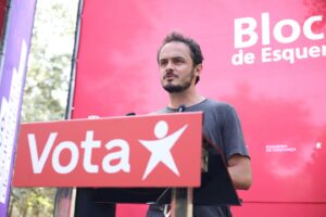 Marisa Matias Instagram - Não desistimos da paz e da igualdade, não desistimos da Europa.

O combate por uma Europa em que a igualdade avance, a denúncia das convergências escondidas entre os candidatos do centro, o compromisso com as trabalhadoras de serviço doméstico e com uma Europa sem muros. Junto com o rock dos @baleia_baleia_baleia, foram essas as causas que subiram ao palco perante centenas de pessoas hoje no comício-festa do Bloco.

📸 @anamendes.jpg