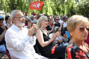 Marisa Matias Instagram - Não desistimos da paz e da igualdade, não desistimos da Europa.

O combate por uma Europa em que a igualdade avance, a denúncia das convergências escondidas entre os candidatos do centro, o compromisso com as trabalhadoras de serviço doméstico e com uma Europa sem muros. Junto com o rock dos @baleia_baleia_baleia, foram essas as causas que subiram ao palco perante centenas de pessoas hoje no comício-festa do Bloco.

📸 @anamendes.jpg