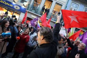 Marisa Matias Instagram - Hoje, fomos mais uma grande onda bloquista nas ruas do Porto.

Há uma esquerda que pode ajudar a derrotar a direita e impor as soluções necessárias na casa, na saúde e no trabalho, uma esquerda que pode reforçar-se no Porto e eleger em Braga, Aveiro e noutros distritos. Essa esquerda é o Bloco, onde o teu voto conta.

📸 @anamendes.jpg