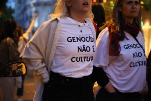 Marisa Matias Instagram - Genocídio não é cultura! 

Ontem juntámo-nos aos trabalhadores e trabalhadoras da EGEAC e a muitas outras pessoas que não aceitam que Carlos Moedas tenha cedido o Cinema S. Jorge a celebração do genocídio em Gaza 🇵🇸

Exigimos um cessar fogo imediato

📸 @anamendes.jpg