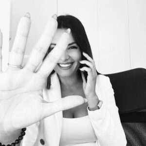 Marisa Pérez Instagram - Ela é sol e calor, mas também é chuva e frio, brisa e flores. 
Nela cabem todas as estações…
Ela é assim (...)
ela é transparente demais, não sabe guardar o que sente, e sente muito. 
Ela não sabe ser meio, ela é completa, é transbordante, é cheia demais, seja o que for. 
Quando ela sente é com toda força do coração, com toda a garra que a caracteriza.
Ela chora quando está feliz e ri das próprias tragédias,
ela dança quando está sozinha e conversa na pista de dança.
Canta alto pelas calçadas e quando a música entra em seu coração ela silencia e fecha os lábios para a música não fugir.
Ela coloca asas nos sentimentos ruins para eles aprenderem a voar e deixa os bons sentimentos a passear dentro do seu coração… ela é assim.
Ela é boa a organizar as gavetas dos seus, mas esquecesse das suas e de seu coração.
É feroz com quem agride a sua liberdade e floresce quando escuta a voz do afeto.

Ela é assim (…)