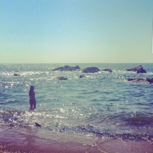 Marisa Pérez Instagram - • Ela resolveu desenhar suas pegadas na areia. Como quem traça uma história não um caminho. Banhou-se do sol, e mergulhou na pluralidade do mar •