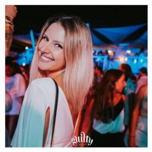 Marisa Pérez Instagram - "La sonrisa es luz, caricia, beso, dulzura y cielo de los que la sabem apreciar" 
#summer #nigth #guiltybyolivier #party #smile #smileforthelife #love #life #algarve #photooftheday #summerguilty #happy