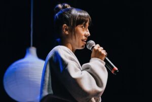 Marisé Álvarez Instagram - Me enviaron fotos! 🤍 NUNCA DIGAS NUNCA fue un show demasiado especial. GRACIAS al mejor público del mundo por acompañarme en este viaje, QUIERO MÁS! Y GRACIAS al equipo ganador:

Producción @naimairizel @teatrobreve @vanemo @uvelisse @carmenmichelleom @enriqueyaveh @mafehs @fetoso 

Dirección escénica @ikalove 

Diseño de iluminación @marien_velez 

Escenografía @tintan @tintoreraa 

Equipo técnico @kpj73 @david_emil_soundcanvaspr 

Diseño de promo @oheyjasmine 

Foto de promo @iamvalvega 

Vestuario @mela_selva 

Pelo @echaleguayaba 

Redes @kamilleconk @biancatorressuriel @antoniojose8 

Boletería @prticket 

Al corillo de la Barra Breve 🫶 y a @david_b por el after…

La pasé cabrón! 

Fotos en vivo @oheyjasmine @waldorfg @biancatorressuriel @jayd33lee