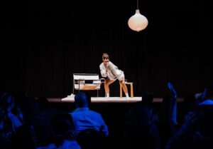 Marisé Álvarez Instagram - Me enviaron fotos! 🤍 NUNCA DIGAS NUNCA fue un show demasiado especial. GRACIAS al mejor público del mundo por acompañarme en este viaje, QUIERO MÁS! Y GRACIAS al equipo ganador:

Producción @naimairizel @teatrobreve @vanemo @uvelisse @carmenmichelleom @enriqueyaveh @mafehs @fetoso 

Dirección escénica @ikalove 

Diseño de iluminación @marien_velez 

Escenografía @tintan @tintoreraa 

Equipo técnico @kpj73 @david_emil_soundcanvaspr 

Diseño de promo @oheyjasmine 

Foto de promo @iamvalvega 

Vestuario @mela_selva 

Pelo @echaleguayaba 

Redes @kamilleconk @biancatorressuriel @antoniojose8 

Boletería @prticket 

Al corillo de la Barra Breve 🫶 y a @david_b por el after…

La pasé cabrón! 

Fotos en vivo @oheyjasmine @waldorfg @biancatorressuriel @jayd33lee