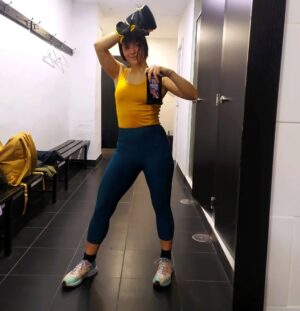 Marita Zafra Instagram - Yo, Rocky

No te ha pasado al salir del gym, mirarte al espejo y decir: joder ¡vaya paliza! ¡¿Y hay que volver?! 
A mí sí, y vuelvo. Aquí una que le flipaban las pelis de Rocky, ahora toda peliculera disfruta como una cría darle al saco y sudar a mares 🤣🌞💛