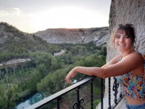 Marita Zafra Instagram - A veces la mente me traiciona y vuelve allí💙 
Quédatee que aún queda para las vacaciones.

#Actriz #Ficción #Viajes #alcaladeljucar #BarCueva #Atardeceres