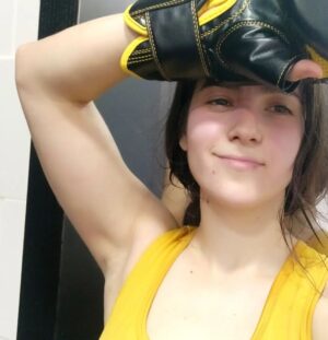 Marita Zafra Instagram - Yo, Rocky

No te ha pasado al salir del gym, mirarte al espejo y decir: joder ¡vaya paliza! ¡¿Y hay que volver?! 
A mí sí, y vuelvo. Aquí una que le flipaban las pelis de Rocky, ahora toda peliculera disfruta como una cría darle al saco y sudar a mares 🤣🌞💛