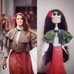 Marita Zafra Instagram - Hay tramas que se recuerdan como si se hubiesen grabado ayer, y que se llevan en la memoria sacándonos una sonrisa nostálgica, como un negativo en la cartera. No son solo páginas en un guión, a veces nos toman los nervios y los desvanecen para sentir, sentir, y en este caso disfrutar de una nueva amistad. Esta trama es de las que más he hablado pese a su brevedad, gracias a ella tuve el placer de currar con @edgarcsts , un tío con una labia que te atrapa, y una energía que te trae al aquí y ahora, aunque tengas la cabeza en otro lado. Cuando @gentilleonora me dijo que quería tener este detallazo conmigo, no tuve dudas, quería a Casilda en "ese brete" para seguir recordándolo, y con todo su arte, y esas manos que valen oro creó esta Casilda con esqueleto de Catrina, pero con outfit de cita ❤️ muchas gracias, la guardo con muuucho cariño.