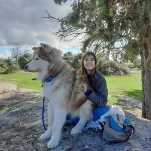 Marita Zafra Instagram - Aprovechando el festivo para pasear con mi amor siberiano @elhachisiberiano2017 tan bonito él, y lo poco que le gustan las fotoss🤣
Qué no nos frenen que tiramos montaña arriba!💙🌞