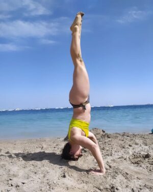 Marita Zafra Instagram - Momenticos que son un regalo para los sentidos, las olas, el mar, el sol, y la arena pa hacer las posturas de yoga💛

#LaManga #yoga #tecnicasociodeportiva #actriz