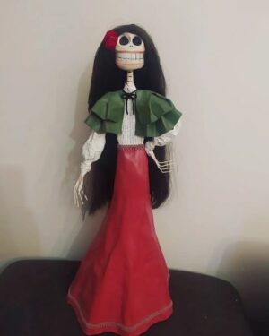 Marita Zafra Instagram - Hay tramas que se recuerdan como si se hubiesen grabado ayer, y que se llevan en la memoria sacándonos una sonrisa nostálgica, como un negativo en la cartera. No son solo páginas en un guión, a veces nos toman los nervios y los desvanecen para sentir, sentir, y en este caso disfrutar de una nueva amistad. Esta trama es de las que más he hablado pese a su brevedad, gracias a ella tuve el placer de currar con @edgarcsts , un tío con una labia que te atrapa, y una energía que te trae al aquí y ahora, aunque tengas la cabeza en otro lado. Cuando @gentilleonora me dijo que quería tener este detallazo conmigo, no tuve dudas, quería a Casilda en "ese brete" para seguir recordándolo, y con todo su arte, y esas manos que valen oro creó esta Casilda con esqueleto de Catrina, pero con outfit de cita ❤️ muchas gracias, la guardo con muuucho cariño.