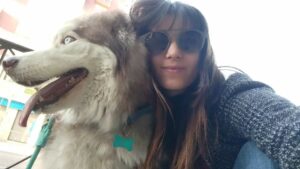 Marita Zafra Instagram - La realidad es que a mi perro las selfies no le gustan mucho, pero cuando logro pillar una nítida las caras que le pillo son de meme. ¡Con lo lindo que es el jodío y huye de la cámara! Y yo no dejo de flipar con sus ojazoss
#miamorperruno @elhachisiberiano2017