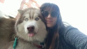 Marita Zafra Instagram - La realidad es que a mi perro las selfies no le gustan mucho, pero cuando logro pillar una nítida las caras que le pillo son de meme. ¡Con lo lindo que es el jodío y huye de la cámara! Y yo no dejo de flipar con sus ojazoss
#miamorperruno @elhachisiberiano2017
