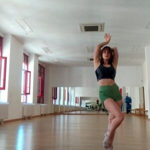 Marita Zafra Instagram - Y hoy también sucedió, música, zapatitos de verano y a improvisar...Sacudiendo sentimientos y huesos, disfrutando💙🤸‍♀️⛵
#Diegocigala #Unratón #actriz #bailarina