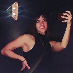 Marita Zafra Instagram - ¡Qué año tan diferente!
Llevo un rato pensando en estos últimos años. Cuántas cosas han pasado, nuevos retos, entradas y salidas, y algunas bien dolorosas, pero aquí seguimos, con el corazón en pie ilusionado aunque a veces cueste, dando las gracias por todo lo bonito, lo bueno. Estando presente a cada momento, amando fuerte, y sin parar con los proyectos(de toda índole) hasta caer rendida en el sofá😅. Este año paso los últimos días de otra guisa y en otro ambiente, sin embargo con la sonrisa puesta🌞
Mucho ánimo a todos, en especial a los que estáis en momentos de transición, construir camino nunca cae en saco roto. ¡Felices fiestas!