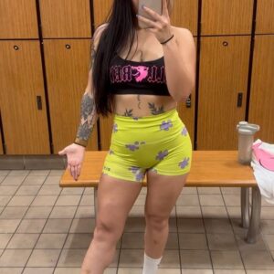 Maritza Janett Instagram - Todays leg day fit is brought to you by me not caring about looking absolutely ridiculous in public. 😅

#spongebobislife #patrickTHICC