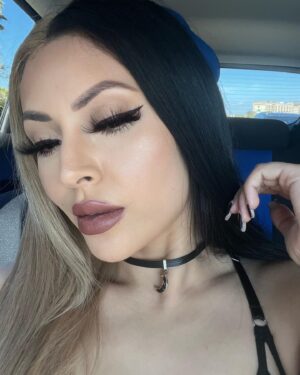 Maritza Janett Instagram - I hate being stared at but I understand ✨
