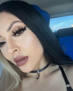 Maritza Janett Instagram - I hate being stared at but I understand ✨