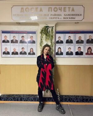 Mariya Alyokhina Instagram - снова 15 суток - не прошло недели после предыдущих

из отдела хамовников - в хамовнический суд, где мои ботинки с шнурками из влажных салфеток ходили по этим ступенькам получать приговор pussy riot, и вот спустя ровно 10 лет, на фоне путинской войны, антивоенных протестов, трупов, бесконечных арестов, снова тут.

но все это неважно, пока умирают люди. это нужно остановить