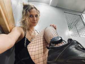 Mariya Alyokhina Instagram - сижу на самом строгом домаресте без прогулок почти полгода (ни за что)

следователь запрещает идти вакцинироваться (по вотсапу, официально ему лень), задерживают всех моих товарищей из pussy riot (любимого Сашу @sofeev и @annkuzminikh ) задерживают мою любимую Люсю @lcshtn , которая итак уже под уголовкой и живет по комендантскому часу как на войне. Задерживаю Ольга Леонидовна просто за дружбу со мной и выход из моего дома 
ПРОСТО ТАК 

паранойя полицейского государства - top level 😡