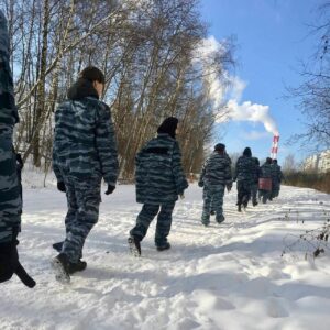 Mariya Alyokhina Instagram - пять утра. под окнами слышно как железная лопата скаблит асфальт. убирают снег. убирают снег затемно. рабочий расчищает дорогу тем кто пойдет на работу позже.
кто вот и я в колонии завернувшись в пуховую шаль и пальто - выходила из одиночной камеры в одиночный двор - ближе к шести утра. я брала лопату и расчищала этот двор и дорогу к нему, двор в который кроме меня никто не ходил. расчищала получается для себя. и для того, чтобы точно проснуться. я знала что никто туда не придет. не будет там гулять или работать
если есть звук одиночества - то для меня это этот звук - звук лопаты об асфальт в темноте. 

фото - @emmieamerica все участники съемки были задержаны полицией