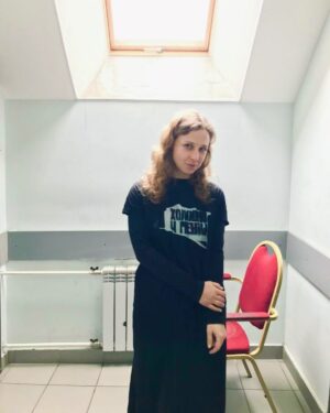 Mariya Alyokhina Instagram - «санитарное дело» - чертовая чушь. но вчера мне по нему предъявили. обвинение.

14 следователей – целый отдел СК! – полковники, подполковники, майоры и лейтенанты обвиняют нас в уголовном преступлении за посты в соцсетях. пишу в протоколе допроса – я не понимаю обвинения – и эхо 2012го разносится по кабинету. 

С этих слов я начала говорить в зале суда по делу pussy riot.
Сколько раз мне надо будет повторить их еще и в этом процессе? Будет ли это последним в моей жизни? Или первый раз – песня, второй – пост в инстаграме, а третий – мысль о посте?
Сколько человек еще арестуют, изобьют, посадят чтобы мы все поняли какую силу имеет слово. И перестали молчать. 
Не молчите, любимые. 
И спасибо всем кто помнит)