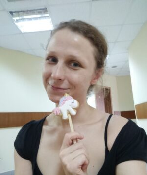 Mariya Alyokhina Instagram - И вот отсидев 15 суток ни за что (уже будучи на домашнем аресте) выхожу за ворота, а там 2й СПП 

Заталкивают в микроавтобус, пытаюсь звонить адвокату - выламывают руки, перекидывают в другой микроавтобус (белорашн стайл)

И вот снова 15 суток.