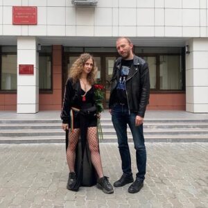 Mariya Alyokhina Instagram - мой приговор - 1 год «ограничения свободы», а вот последнее слово:

нас всех приучают бояться. видишь клетку? будешь плохо себя вести - окажешься в ней. но клетка сделанная из страха, хуже чем клетка сделанная из стекла и железа, я знаю это, потому что была в последней. 

я не боюсь, я знаю, что невиновна. но я не знаю, что является большим ограничением свободы - электронный браслет или указ путина о назначении на пост судьи. вы будете вести столько политических дел, сколько вам скажут, вы будете писать бумаги, называя их решениями, зная, что ничего в них не решали - и все это чтобы сохранить кресло, в котором сидите. вы сказали, что рабство отменили больше века назад, но кто же тогда вы?

вы следуете лагерной формуле «умри ты сегодня, а я завтра». лучше я поступлю несправедливо сейчас, но останусь при должности, пускай другой пострадает. лучше другой, чем я. вы говорите нам: «от нас ничего не зависит», хотя от вас, как и от нас, зависит все. 

в моем первом деле были дискуссии, является ли политическое высказывание преступлением или нет. сейчас нет дискуссий. все знают - посадить могут каждого. никто только не знает как это остановить.
на самом деле просто. надо забыть фразу «от меня ничего не зависит», и взять на себя ответственность. в принципе это и есть свобода, если конечно она тут кому-то нужна.

Остаться в лагере и жить по лагерным принципам или выйти из него - решает каждый сам. Я свой выбор сделала. Теперь ваша очередь.