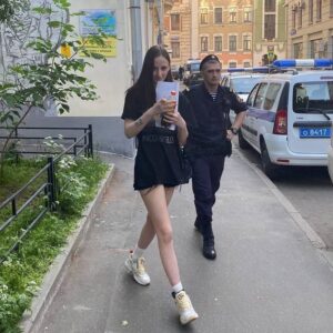 Mariya Alyokhina Instagram - сижу на самом строгом домаресте без прогулок почти полгода (ни за что)

следователь запрещает идти вакцинироваться (по вотсапу, официально ему лень), задерживают всех моих товарищей из pussy riot (любимого Сашу @sofeev и @annkuzminikh ) задерживают мою любимую Люсю @lcshtn , которая итак уже под уголовкой и живет по комендантскому часу как на войне. Задерживаю Ольга Леонидовна просто за дружбу со мной и выход из моего дома 
ПРОСТО ТАК 

паранойя полицейского государства - top level 😡