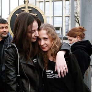 Mariya Alyokhina Instagram - наши с Люсей письма легли в основу перформанса ‘подельницы’
услышать/увидеть  в первый раз можно уже сегодня на квир-вечере 

🇷🇺покажи мне любовь🏳️‍🌈 

там кстати будет еще много всего интересного 

место секретное, пишите в директ - @queerstudiorussia 

россия будет любимой 🖤