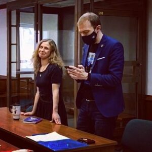 Mariya Alyokhina Instagram - пофиг что меня оставили под домашним арестом - я услышала супер речь моего и Апологии Протеста адвоката Даниила Бермана: ваша честь, прокурор  и половина адвокатов в процессе - женщины, еще сто лет назад этого представить было нельзя, тут были б одни мужчины, но это стало возможным благодаря протестам и борьбе за права. Так что я верю и в этот протест, за который судят фигурантов санитарного дела, протест против действующей власти, и несмотря на то, что сейчас они находятся в статусе обвиняемых, в конечном счете они выйдут победителями 🦄
