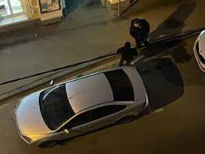 Mariya Alyokhina Instagram - когда появляются бомбы и трупы - слова пропадают. все слова становятся жалкими,  жалкими и ничтожными.

вот жил человек и нет человека. вот я иду по городу, а кто-то сидит в бомбоубежище. 
мне стыдно - не то
мы могли этого не допустить - не то
и так до ебаной бесконечности

об объявлении войны я услышала в одиночной камере спецприемнка, 
наступление войны я смотрю из окруженной ментами квартиры
я против войны развязанной путиным с молчаливого согласия его шестерок на зарплате
я против того чтобы именем моей страны отправляли на бойню детей

я вспоминаю слова Ганди «Любой поступок в нашей жизни может показаться ничтожной малостью, и все равно крайне важно его совершить» и поэтому говорю #нетвойне

🇺🇦🖤